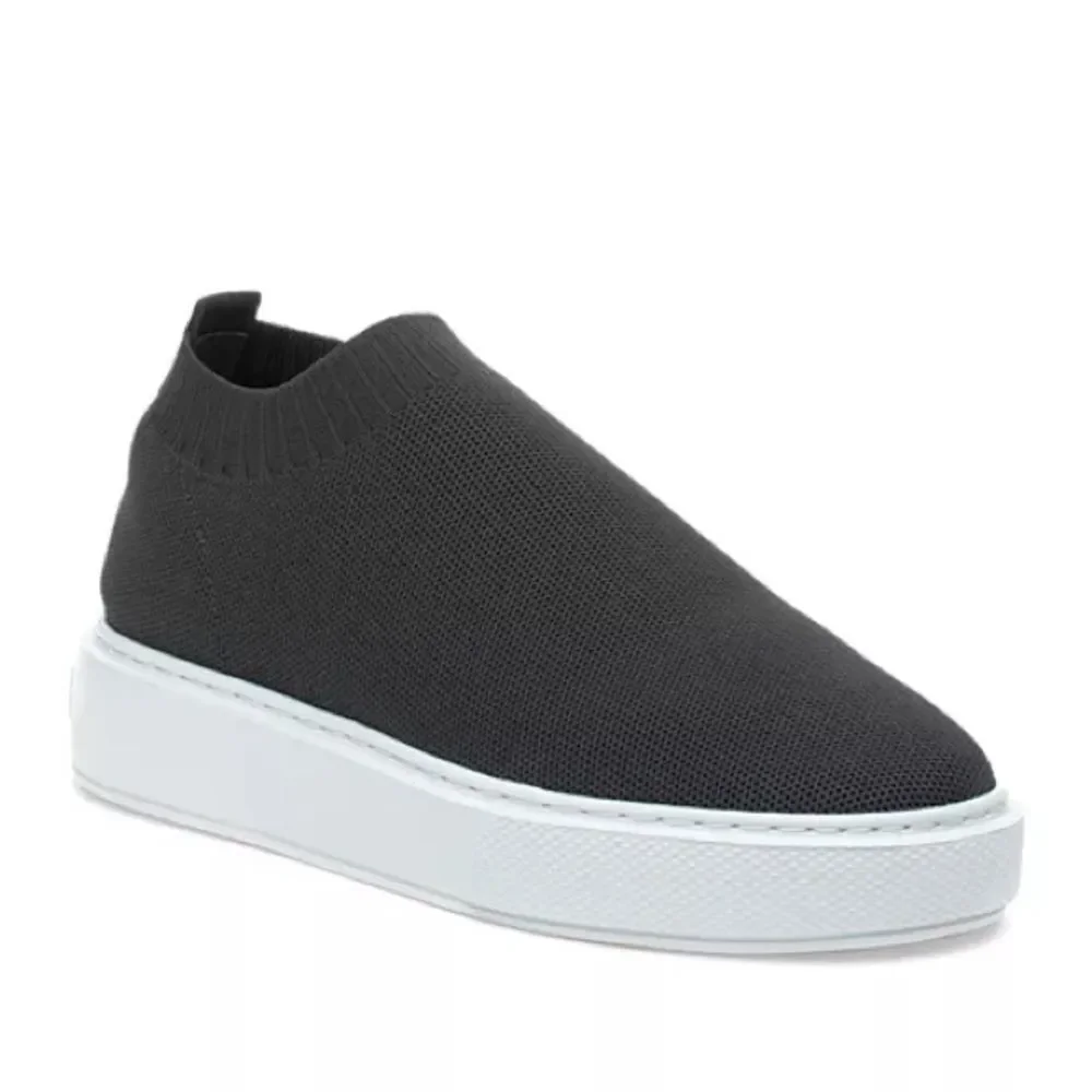 JSLIDES Daphnie Slip On Sneaker in Black Size 8 B53